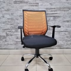 Кресло Barneo K-138 для персонала (черная ткань оранжевая сетка) в Нижнем Тагиле - nizhniy-tagil.mebel24.online | фото 1