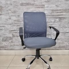Кресло Barneo K-147 для персонала (серая ткань и сетка) в Нижнем Тагиле - nizhniy-tagil.mebel24.online | фото 1